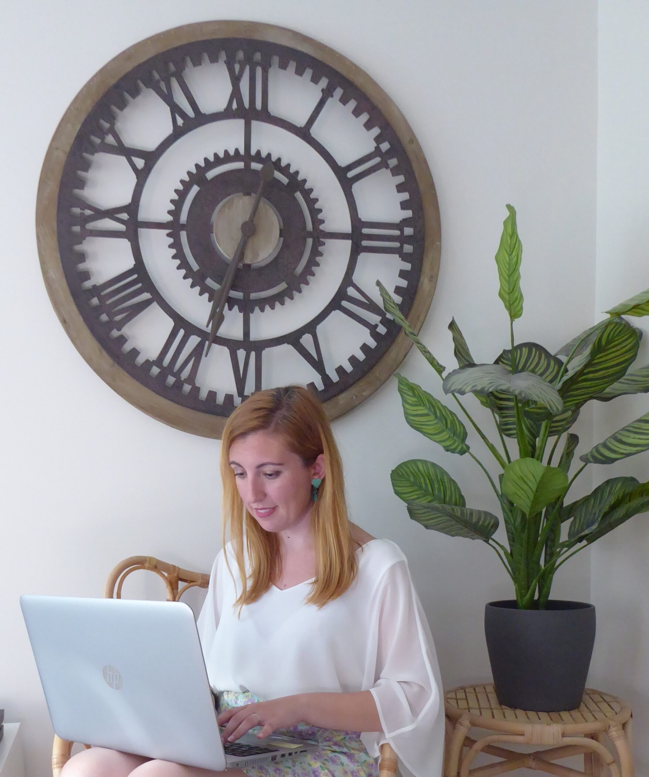 Nerea, wedding planner en Sevilla con su empresa Serendipia Weddings, teniendo una reunión telemática con unos novios.