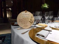 Colocación de detalles especiales para los padres de la novia en una boda en Sevilla organizada por Nerea, de Serendipia Weddings.