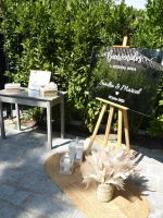 Rincón de bienvenida con espejo con vinilo personalizado, estilo boho, para la llegada de los invitados a la ceremonia.